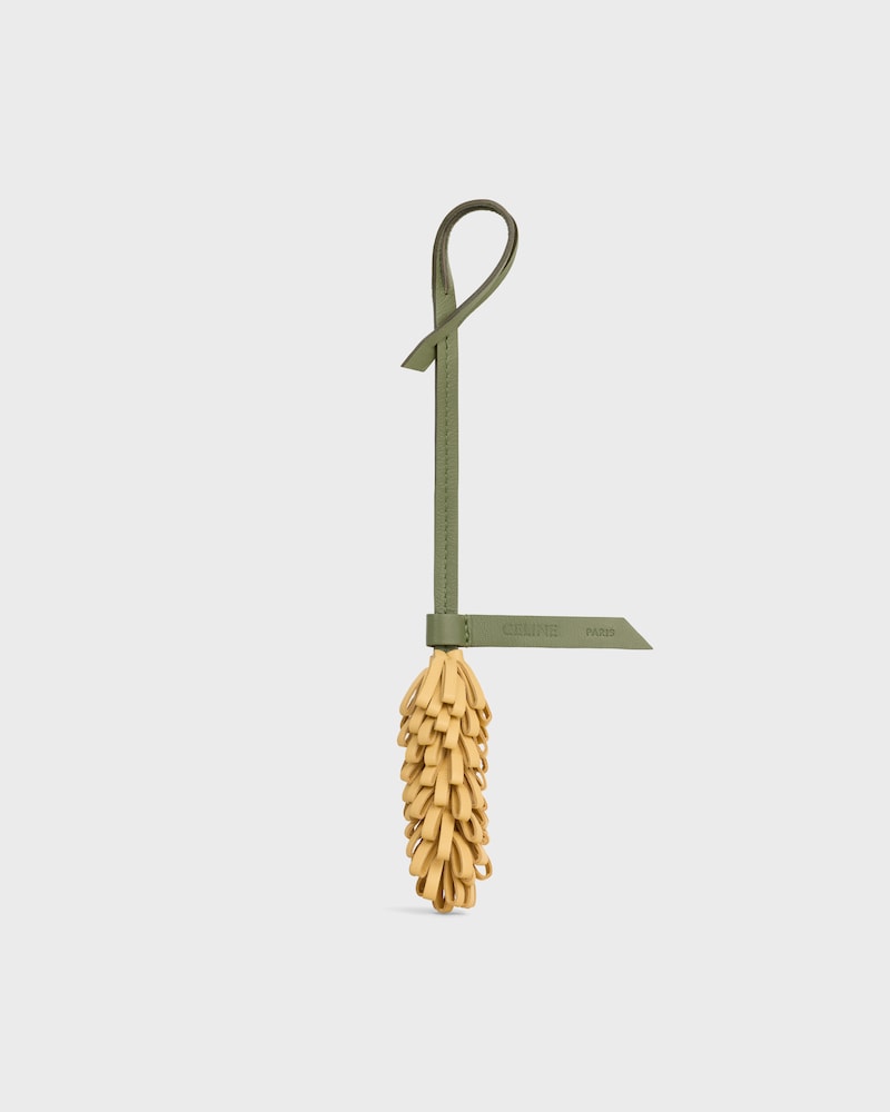 ชาร์ม WHEAT หนังแกะผิวสัมผัสเรียบ -  สีโพลเลน/สีกากีอ่อน - ชาร์มกระเป๋า - 1 | CELINE