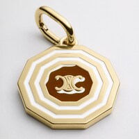 MEDALLA TRIOMPHE DECAGONAL CON CHARMS CELINE DE ESMALTE Y LATÓN CON ACABADO DORADO - DORADO / BLANCO / TOSTADO - HIVER CELINE - Selección de invierno - 1 | CELINE