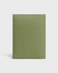FUNDA PARA PASAPORTE DE PIEL DE BECERRO LISA - CAQUI CLARO / ARENA - ACCESORIOS TECNOLÓGICOS - 2 | CELINE