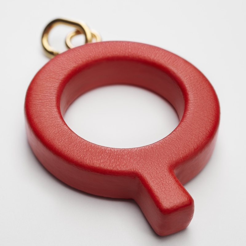 LETTRE Q ALPHABET CHARMS EN CUIR D'AGNEAU ET LAITON DORÉ - ULTRA ROUGE - CHARMS - 1 | CELINE