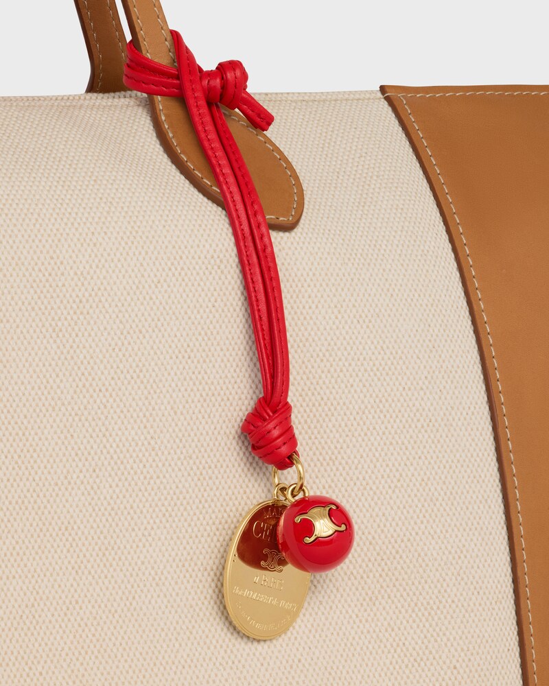 ACCESSOIRE DE SAC M&eacute;daillon MAISON CELINE AGNEAU, PLEXI ET M&eacute;TAL - ULTRA ROUGE - BIJOUX DE SACS - 1 | CELINE