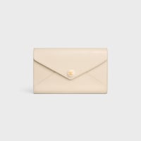 POCHETTE ENVELOPPE AVEC CHAÎNE en veau brillant - CRème - MINI SACS - 1 | CELINE