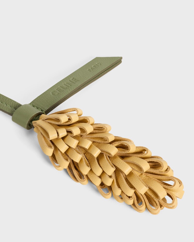 ชาร์ม WHEAT หนังแกะผิวสัมผัสเรียบ -  สีโพลเลน/สีกากีอ่อน - ชาร์มกระเป๋า - 1 | CELINE