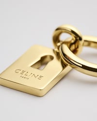 PENDIENTE DE CANDADO CELINE CHARMS DE LATÓN CON ACABADO DORADO - DORADO - CHARMS - 2 | CELINE