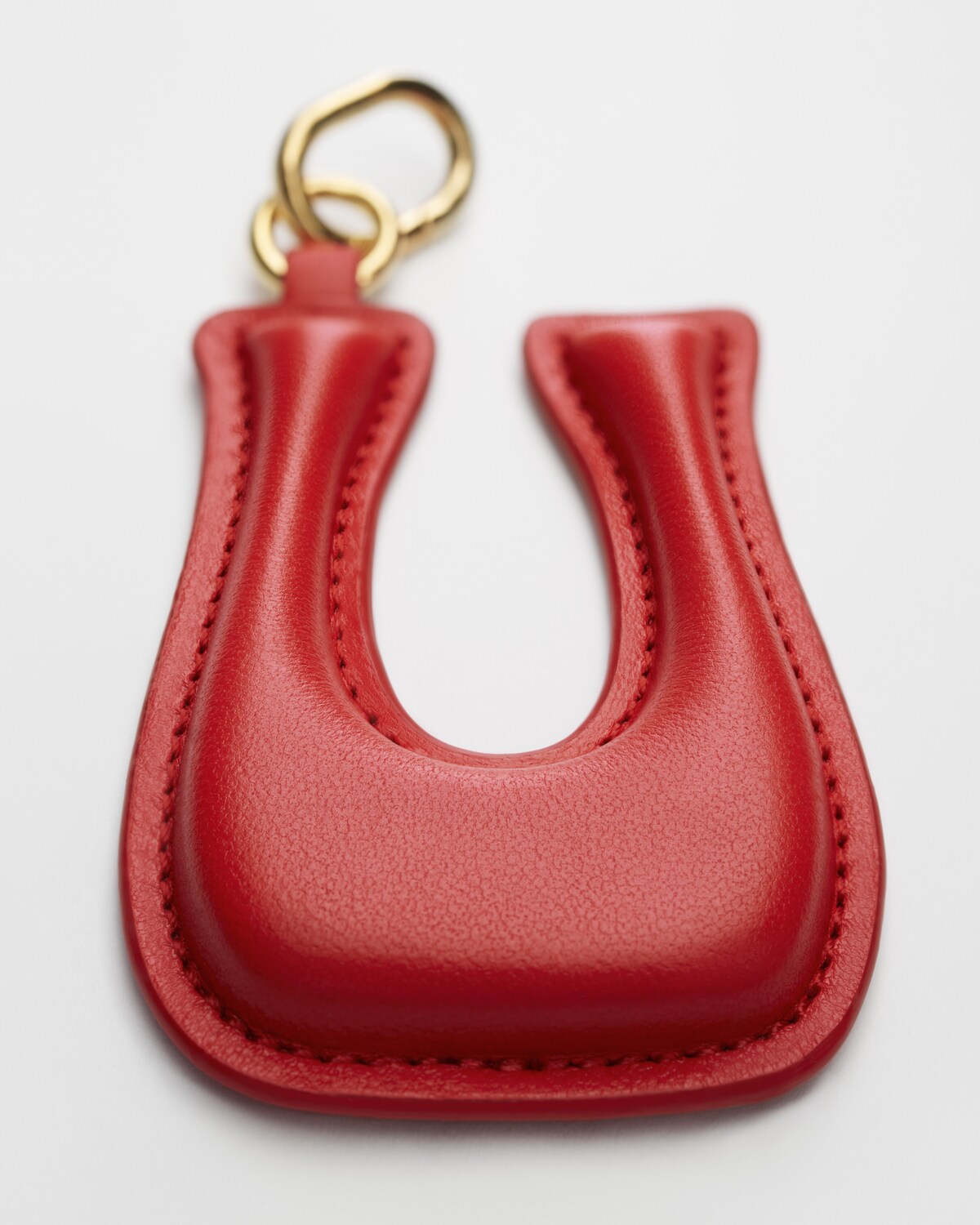ALPHABET CHARMS U LETTER IN LAMBSKIN AND BRASS WITH GOLD FINISH - ULTRA ...