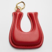 CHARM DE LETRA U DE PIEL DE CORDERO Y LATÓN CON ACABADO DORADO - ULTRARROJO - CHARMS - 1 | CELINE