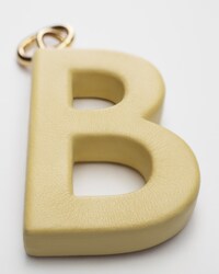 LETTRE B ALPHABET CHARMS EN CUIR D'AGNEAU ET LAITON DORÉ - JAUNE VINTAGE - CHARMS - 1 | CELINE