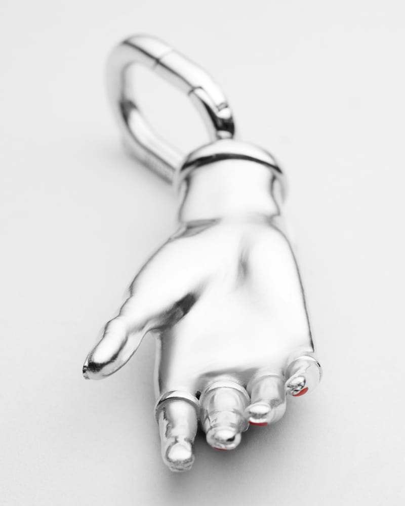 KLEINER GLÜCKSHAND-ANHÄNGER AUS MESSING MIT RHODIUM-FINISH, STRASS UND EMAILLE - Silber / Rot / Kristall - CHARMS - 1 | CELINE