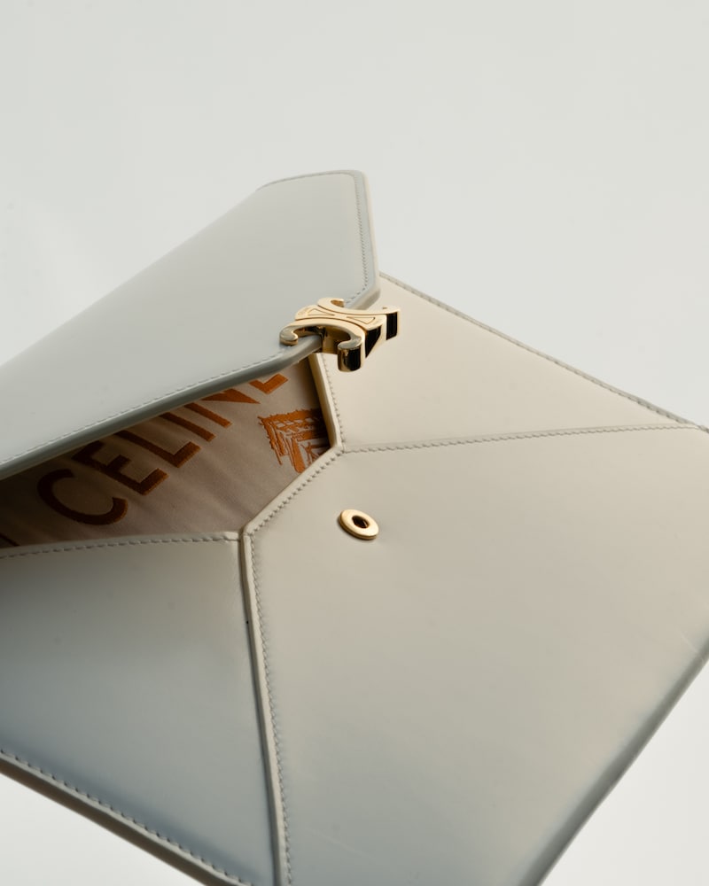 ENVELOPE EM PELE DE BEZERRO BRILHANTE - BRANCO CREMOSO - MULHER - 1 | CELINE
