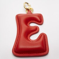 LETTRE E ALPHABET CHARMS EN CUIR D'AGNEAU ET LAITON DORÉ - ULTRA ROUGE - CHARMS - 1 | CELINE