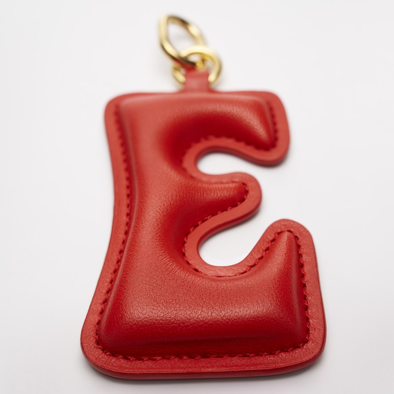 LETTRE E ALPHABET CHARMS EN CUIR D'AGNEAU ET LAITON DORÉ - ULTRA ROUGE - CHARMS - 1 | CELINE
