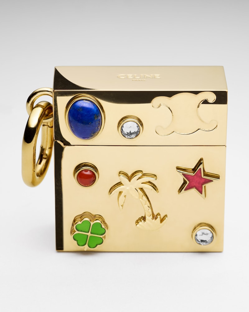 CAJA CON CHARMS Y MÚLTIPLES TACHUELAS DE ESTRÁS, PIEDRA Y LATÓN CON ACABADO DORADO - DORADO/MULTICOLOR - CHARMS - 1 | CELINE