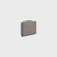 コンパクトウォレット トリオンフ スタンプ / サプル グレインドカーフスキン - ぺブル / ライトブルー - 人気のウィメンズ 財布&小物 - 2 | CELINE