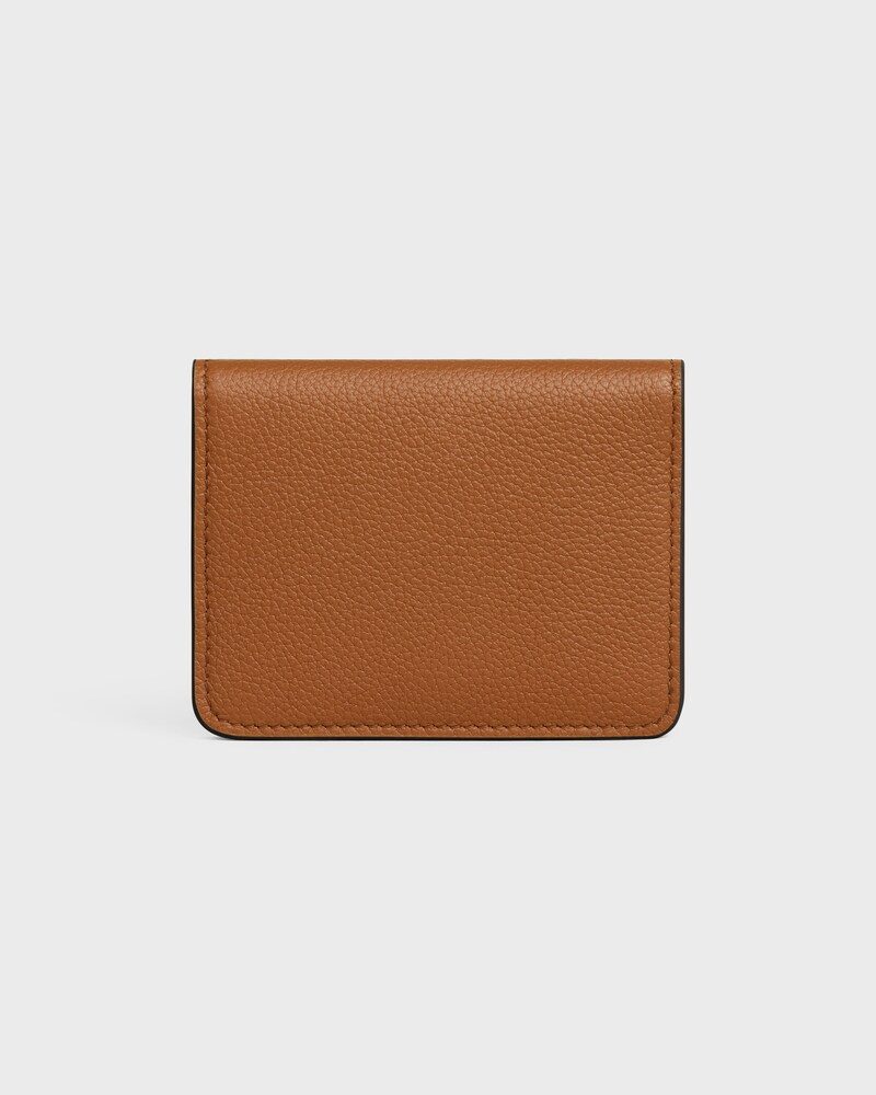 TARJETERO DE DOS PLIEGUES TRIOMPHE STAMP DE PIEL DE BECERRO FLEXIBLE CON TEXTURA GRANULADA - TOSTADO SUAVE / CREMA SUAVE - TARJETEROS - 1 | CELINE
