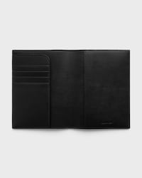 FUNDA PARA LLEVAR PASAPORTE DE PIEL DE CORDERO LISA - NEGRO / ULTRAZUL - VIAJE - 2 | CELINE