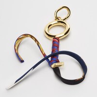 LLAVE TRENZADA CELINE CHARMS DE LATÓN CON ACABADO DORADO Y SEDA - DORADO/MULTICOLOR - CHARMS - 1 | CELINE