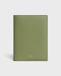 FUNDA PARA PASAPORTE DE PIEL DE BECERRO LISA - CAQUI CLARO / ARENA - ACCESORIOS TECNOLÓGICOS - 1 | CELINE
