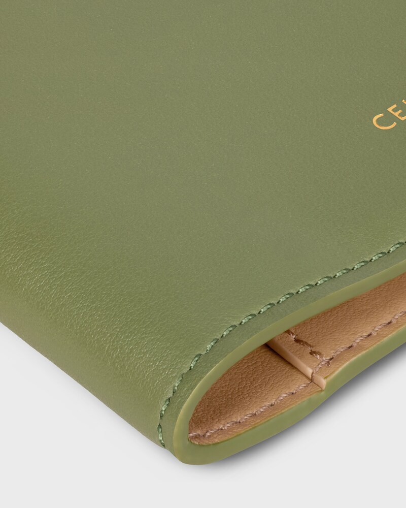 COUVERTURE DE PASSEPORT VEAU LISSE - KAKI CLAIR / BEIGE SABLE - POCHETTES - 1 | CELINE