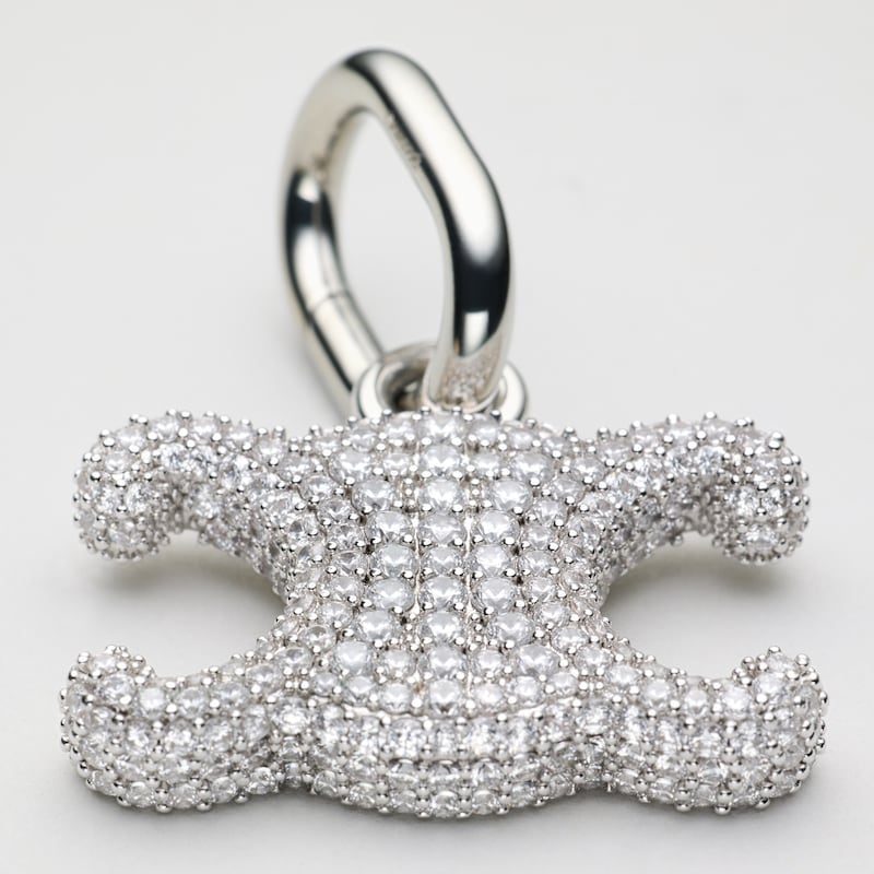 Triomphe Celine Charms en Strass et Laiton Rhodi&eacute; - Argent&eacute; / Blanc - CHARMS - 1 | CELINE