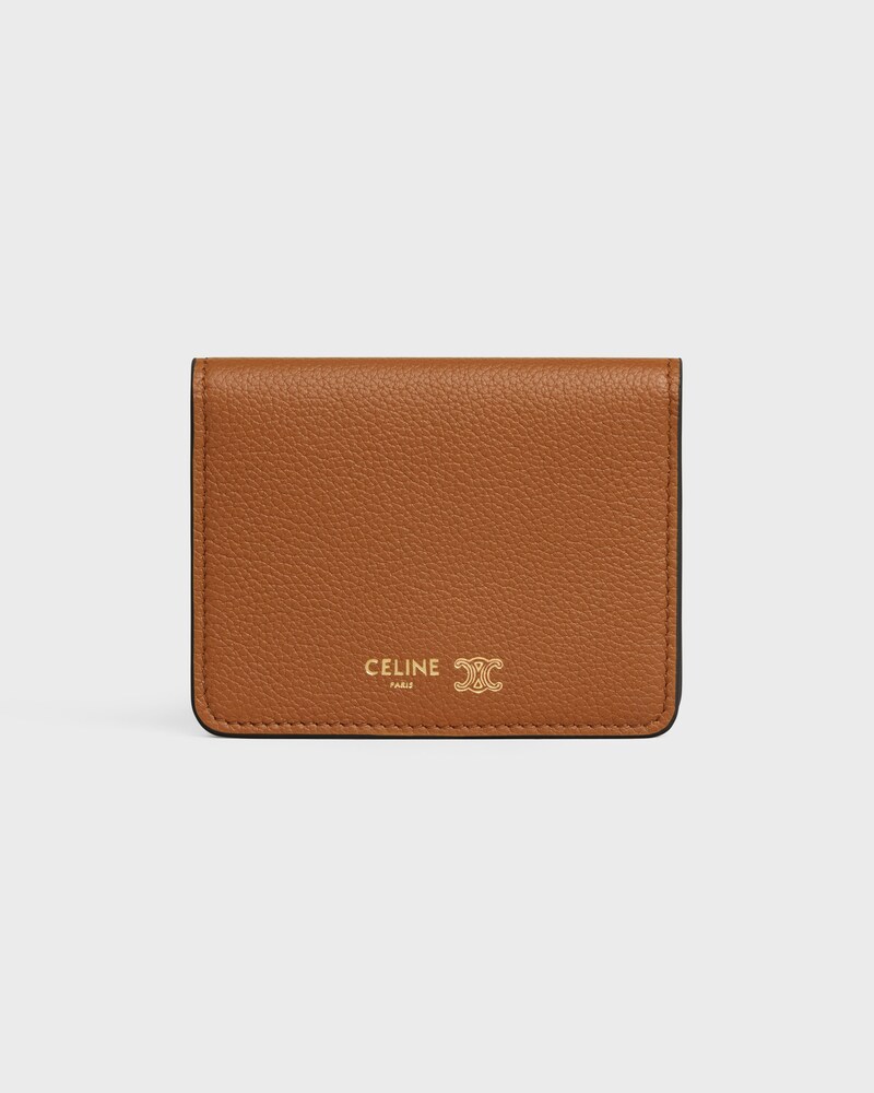 TARJETERO DE DOS PLIEGUES TRIOMPHE STAMP DE PIEL DE BECERRO FLEXIBLE CON TEXTURA GRANULADA - TOSTADO SUAVE / CREMA SUAVE - TARJETEROS - 1 | CELINE