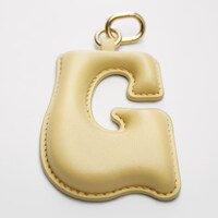 LETTRE G ALPHABET CHARMS EN CUIR D'AGNEAU ET LAITON DORÉ - JAUNE VINTAGE - CHARMS - 1 | CELINE
