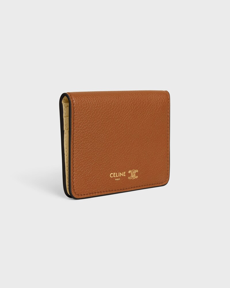 TARJETERO DE DOS PLIEGUES TRIOMPHE STAMP DE PIEL DE BECERRO FLEXIBLE CON TEXTURA GRANULADA - TOSTADO SUAVE / CREMA SUAVE - TARJETEROS - 1 | CELINE