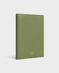 FUNDA PARA PASAPORTE DE PIEL DE BECERRO LISA - CAQUI CLARO / ARENA - ACCESORIOS TECNOLÓGICOS - 2 | CELINE