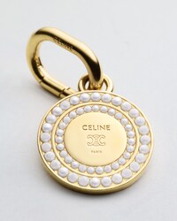 MEDALLA CON PERLA Y CHARMS CELINE DE PERLAS DE RESINA Y LATÓN CON ACABADO DORADO - DORADO/MARFIL - CHARMS - 1 | CELINE