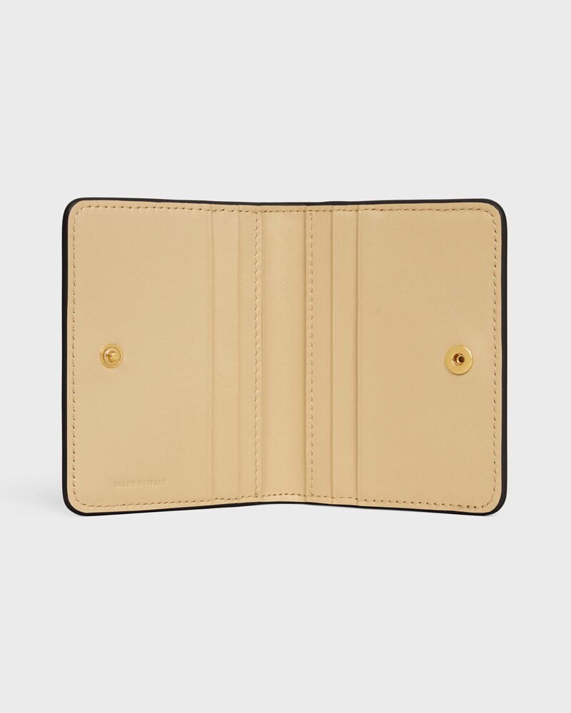 TARJETERO DE DOS PLIEGUES TRIOMPHE STAMP DE PIEL DE BECERRO FLEXIBLE CON TEXTURA GRANULADA - TOSTADO SUAVE / CREMA SUAVE - TARJETEROS - 1 | CELINE