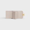 กระเป๋าสตางค์ TRIOMPHE ขนาดเล็ก หนังลิซาร์ด - สีไลท์สโตน - กระเป๋าสตางค์ - 4 | CELINE