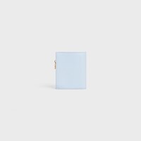 PORTEFEUILLE COMPACT TRIOMPHE CHARMS VEAU GRAINE - BLEU GLACIER - PORTEFEUILLES - 2 | CELINE