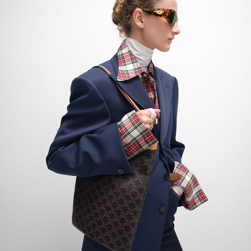 MEDIUM FLAT SHOPPER IN TRIOMPHE CANVAS - HONEY - HOBO AND TOTE BAGS - 1 | CELINE