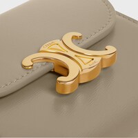スモール フラップウォレット トリオンフ / シャイニーカーフスキン - モダントープ - ラッキーデー - 1 | CELINE